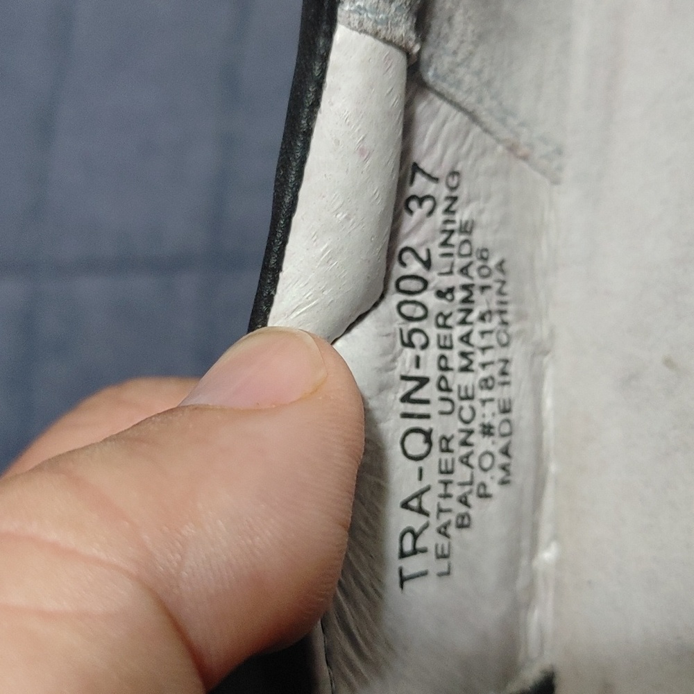 Women's Traq work clogs. Black leather. Slip resistant non marking bottom. - Picture 3 of 4